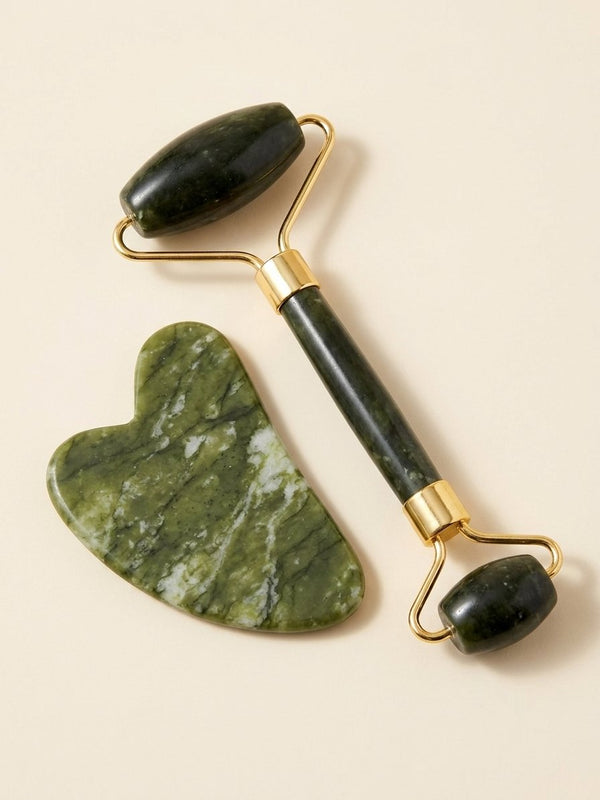 Set Ritual Esculpido NEVA: rodillo facial y gua sha de jade verde con herrajes dorados sobre fondo crema